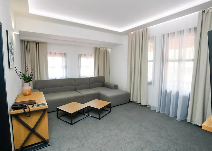 格拉瓦塔斯基汉旅馆 酒店 3*